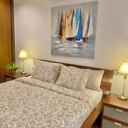 Family Oasis - Oceanview Duplex, Heated Pool, Air Con 아데제