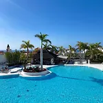 Family Oasis - Oceanview Duplex, Heated Pool, Air Con * 아데제