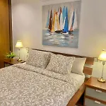 Family Oasis - Oceanview Duplex, Heated Pool, Air Con 아데제